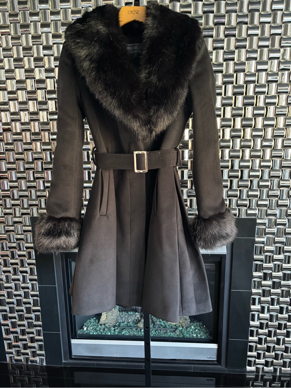 GLAMOROUS VINTAGE-INSPIRED COAT KNEE LENGTH DEFINED WAIST FAUX FUR TRIM XS NWOT